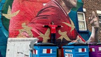 Desta manjat ke tembok mural Roberto Firmino. (Foto: dok Instagram)
