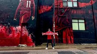 Desta ke Liverpool untuk merayakan juara tim sepakbola idolanya. Ia berfoto dengan mural Mohammed Salah. (Foto: dok Instagram)