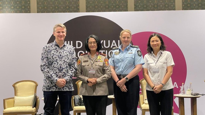 Direktur Tindak Pidana PPA-PPO Brigjen Nurul Azizah bersama Wamen PPPA Veronica Tan dan wakil kepolisian Australia.