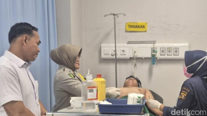Diver ojek online yang ditikam juki parkir liar saat dirawat di RS Bhayangkara.