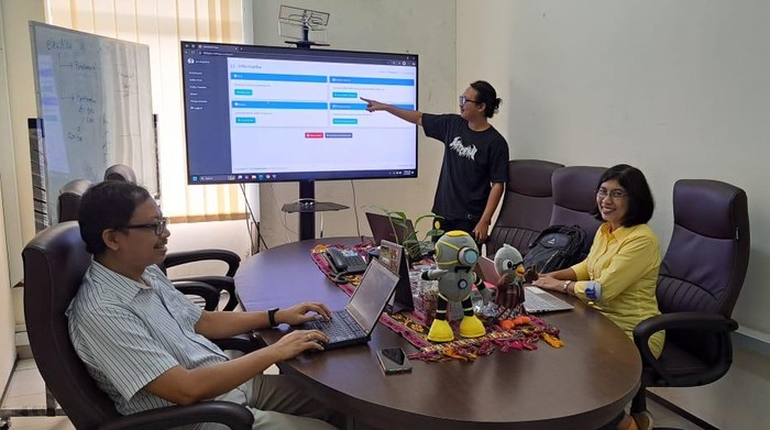 Dosen FTI UKDW kembangkan sistem penilaian esai berbasis kemiripan teks. Sistem ini diyakini bisa membantu guru dan dosen saat mengoreksi jawaban.