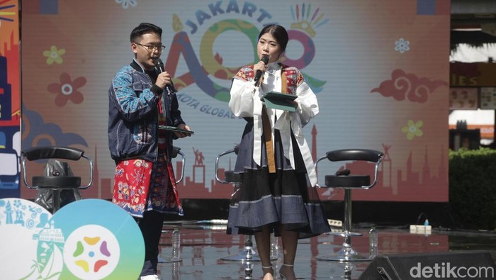 Koleksi Batik Gobang tampilkan keindahan cinta dan budaya Betawi. Perpaduan kain tenun Betawi dan desain bunga-bunga tampil memukau di Pencanangan HUT ke-498 Jakarta.