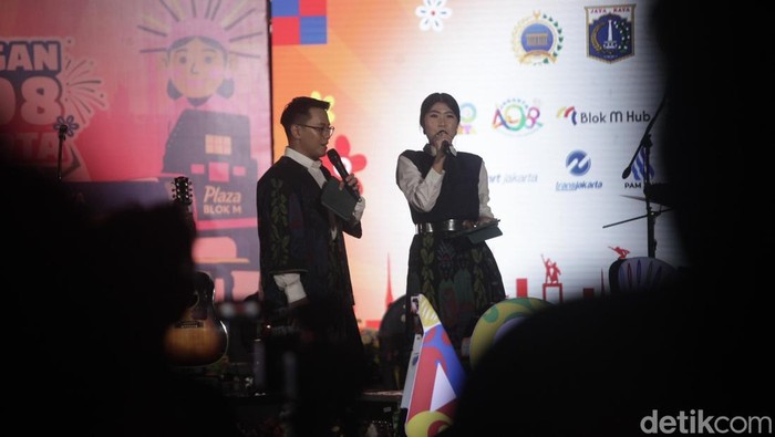 Koleksi Batik Gobang tampilkan keindahan cinta dan budaya Betawi. Perpaduan kain tenun Betawi dan desain bunga-bunga tampil memukau di Pencanangan HUT ke-498 Jakarta.
