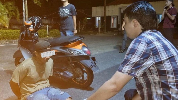 Dukun cabul saat diamankan polisi di jalanan Kota Mentok.