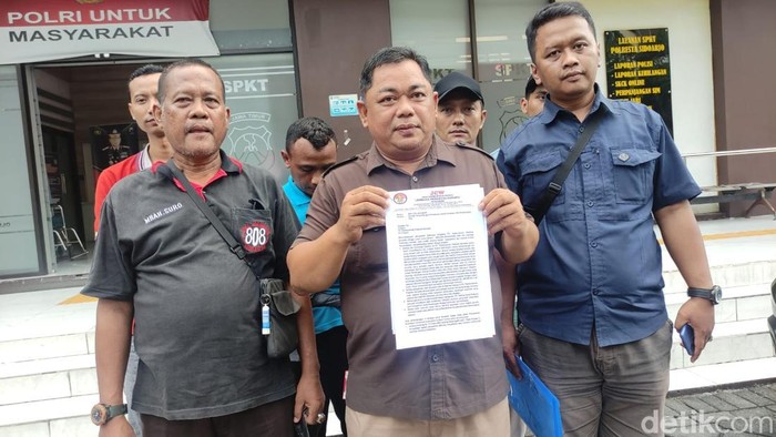 Eks karyawan pabrik tandon di Sidoarjo laporkan perusahaan atas penahanan ijazah dan pemotongan gaji.