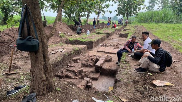 Ekskavasi Candi Brahu, candi tertua di Mojokerto. Ekskavasi Candi Brahu, candi tertua di Mojokerto.