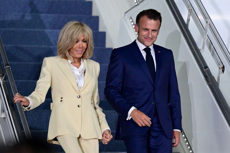 Emmanuel Macron dan istrinya tiba di Indonesia (Foto: Muchlis Jr - Biro Pers Sekretariat Presiden) Emmanuel Macron dan istrinya tiba di Indonesia (Foto: Muchlis Jr - Biro Pers Sekretariat Presiden)