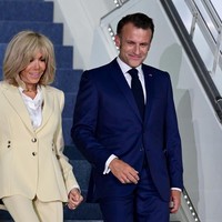 Blazer hadir dengan aksentuasi berupa kancing pada kedua sisi pinggul. Luaran tersebut membungkus kemeja putih dengan kancing kerah yang dibiarkan terbuka sehingga memberi kesan effortless. (Foto: Muchlis Jr - Biro Pers Sekretariat Presiden)