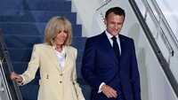 Pada saat tiba di Jakarta, Brigitte tampak bergandengan dengan Macron selama menuruni tangga pesawat. Sesekali, tangannya dilepas dari gandengan untuk memperbaiki rambut, namun setelahnya kembali menggandeng Macron. (Muchlis Jr-Biro Pers Sekretariat Presiden)