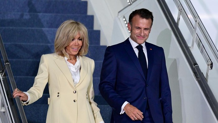 Emmanuel Macron dan istrinya tiba di Indonesia (Foto: Muchlis Jr - Biro Pers Sekretariat Presiden)