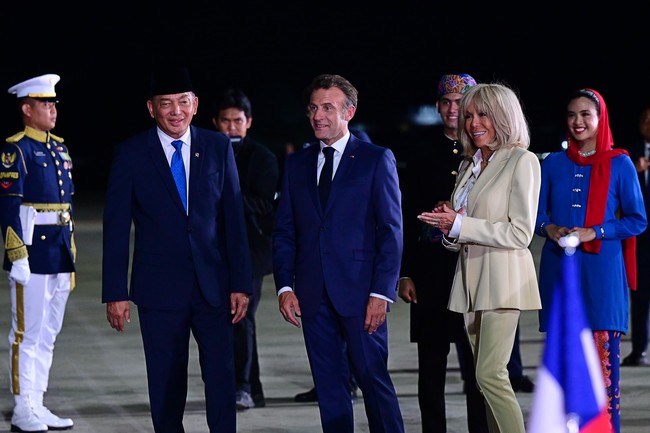 Macron menyambangi Indonesia sebagai bagian dari lawatan diplomatiknya di tiga negara Asia Tenggara. Adapun agenda Macron selama tiga hari (27-29 Mei) berada di Indonesia, selain melakukan pertemuan bilateral dengan Presiden Prabowo, turut mencakup kunjungan ke Candi Borobudur dan Akademi Militer di Magelang, Jawa Tengah. Dari Indonesia, Macron akan bertolak ke Singapura. (Foto: Muchlis Jr - Biro Pers Sekretariat Presiden)