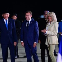 Macron menyambangi Indonesia sebagai bagian dari lawatan diplomatiknya di tiga negara Asia Tenggara. Adapun agenda Macron selama tiga hari (27-29 Mei) berada di Indonesia, selain melakukan pertemuan bilateral dengan Presiden Prabowo, turut mencakup kunjungan ke Candi Borobudur dan Akademi Militer di Magelang, Jawa Tengah. Dari Indonesia, Macron akan bertolak ke Singapura. (Foto: Muchlis Jr - Biro Pers Sekretariat Presiden)
