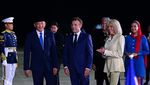 Senyum Presiden Macron dan Istri Gandengan Tangan Saat Tiba di RI