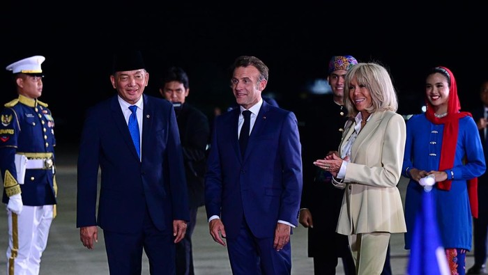 Emmanuel Macron dan istrinya tiba di Indonesia (Foto: Muchlis Jr - Biro Pers Sekretariat Presiden)