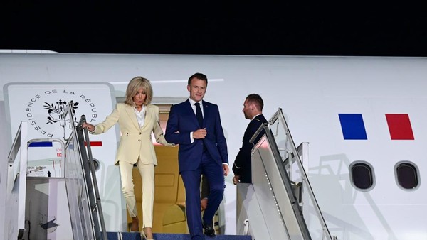 4 Momen Istri Presiden Prancis Gandeng Sang Suami di Indonesia