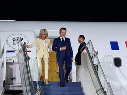 Gaya Elegan Istri Emmanuel Macron di Jakarta, Turun Pesawat Gandengan Tangan