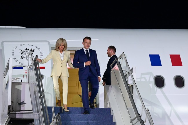 Brigitte Macron muncul dengan gaya khasnya yang elegan dan chic. Kali ini dalam balutan pantsuit berwarna off-white atau putih pudar, selaras dengan setelan formal yang dipakai sang suami. (Foto: Muchlis Jr - Biro Pers Sekretariat Presiden)