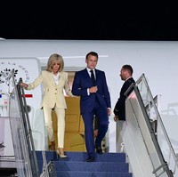 Brigitte Macron muncul dengan gaya khasnya yang elegan dan chic. Kali ini dalam balutan pantsuit berwarna off-white atau putih pudar, selaras dengan setelan formal yang dipakai sang suami. (Foto: Muchlis Jr - Biro Pers Sekretariat Presiden)