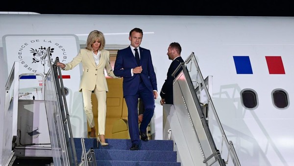 Senyum Presiden Macron dan Istri Gandengan Tangan Saat Tiba di RI
