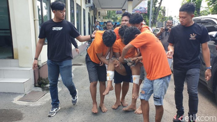 Empat pelaku begal menggendong KAT yang ditembak kakinya saat penangkapan. (Nizar Aldi/detikSumut)