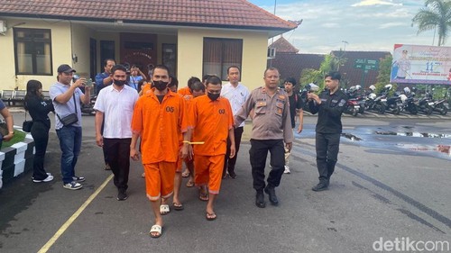 Enam tersangka kasus peredaran narkoba digiring petugas saat konferensi pers di Mapolres Karangasem, Rabu (28/5/2025). (Foto: I Wayan Selamat Juniasa/detikBali)