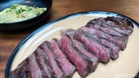 Australian Wagyu Ribeye Steak MB 4-5 menjadi bintang dari Erre & Urrechu. Steak di sini menggunakan dry aged beef yang menghasilkan tekstur lembut dengan rasa gurih dan smoky. Foto: detikFood/Yenny Mustika Sari