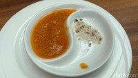 Ini yang dinamakan sambala. Saus buatan chef Alejandro García Martín yang terinspirasi dari sambal khas Indonesia. Saus ini terbuat dari paduan cabai, paprika, dan vinegar menghasilkan rasa pedas agak asam. Foto: detikFood/Yenny Mustika Sari