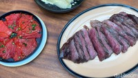 Beefsteak ini dapat dinikmati bersama paprika panggang dan leek panggang yang menghasilkan perpaduan unik. Nikmat juga ketika ditaburkan sea salt dan cincangan almond, serta sambala. Foto: detikFood/Yenny Mustika Sari