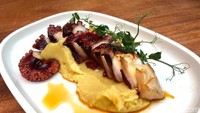 Salah satu main course ada Grilled Octopus yang disajikan bersama mashed potato. Gurita yang terkenal alot disajikan empuk lembut di Erre & Urrechu, ini karena proses memanggangnya memakan waktu yang lama. Foto: detikFood/Yenny Mustika Sari