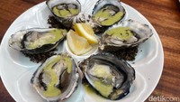 Ciri khas lain dari sajian khas Spanyol yang ada di restoran ini adalah menggunakan seafood segar. Terlihat pada sajian appetizer berupa oyster yang disajikan dengan saus jalapeno. Foto: detikFood/Yenny Mustika Sari