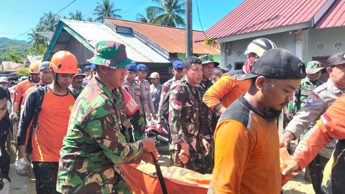 Evakuasi korban tewas banjir bandang di Donggala.