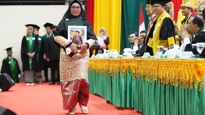 Fitri Ermawati saat acara wisudah di USK