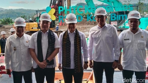Foto bersama Menkes Budi Gunadi Sadikin, Gubernur NTB Lalu Muhamad Iqbal dan Wali Kota Bima A Rahman seusai peletakan batu pertama pembangunan dan peningkatan kualitas RSUD Kota Bima, Rabu, (28/5/2025).