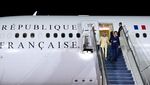 Senyum Presiden Macron dan Istri Gandengan Tangan Saat Tiba di RI