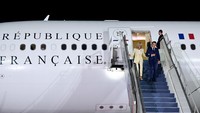 Presiden Macron mengenakan setelan jas berwarna biru tua, sementara sang istri memakai setelan formal dengan blazer berwarna kuning. (Foto: Muchlis Jr - Biro Pers Sekretariat Presiden)