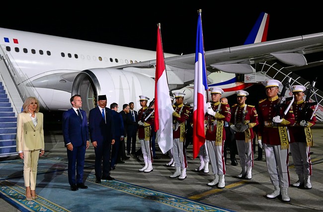 Tak tampak aksesori mencolok seperti emas atau berlian. Begitu pula riasan wajahnya tetap dipulas minimalis. Rambut Brigitte Macron juga konsisten dengan potongan bob bervolume. (Foto: Muchlis Jr - Biro Pers Sekretariat Presiden)