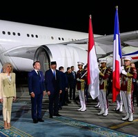 Tak tampak aksesori mencolok seperti emas atau berlian. Begitu pula riasan wajahnya tetap dipulas minimalis. Rambut Brigitte Macron juga konsisten dengan potongan bob bervolume. (Foto: Muchlis Jr - Biro Pers Sekretariat Presiden)