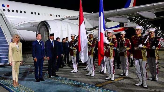 Presiden Prancis Tiba di Bandara YIA, Macron dan Brigitte Bergandengan Tangan Turun dari Pesawat
