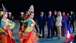 Senyum Presiden Macron dan Istri Gandengan Tangan Saat Tiba di RI