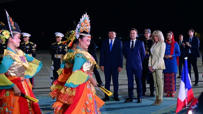 Foto: Emmanuel Macron dan istrinya tiba di Indonesia (Foto: Muchlis Jr - Biro Pers Sekretariat Presiden)