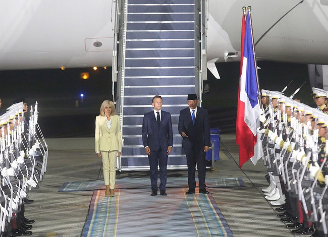 Celana panjang senada warnanya dengan blazer dan memiliki potongan yang jatuh di atas tumit. Terlihat, kakinya ditopang pointed heels berwarna krem yang mempertegas kesan elegan. (Foto: Eko Siswono Toyudho/Anadolu via Getty Images)