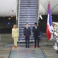 Celana panjang senada warnanya dengan blazer dan memiliki potongan yang jatuh di atas tumit. Terlihat, kakinya ditopang pointed heels berwarna krem yang mempertegas kesan elegan. (Foto: Eko Siswono Toyudho/Anadolu via Getty Images)