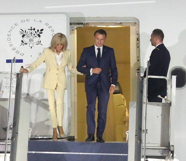 Rombongan Presiden Macron tiba di Lanud Halim Perdanakusuma, Jakarta, pada Selasa (27/5/2025) malam. Pintu pesawat dibuka, kali ini tanpa ‘adegan’ Brigitte mendorong wajah sang suami seperti yang terjadi di Hanoi, Vietnam, beberapa hari lalu. Macron kemudian keluar dari pesawat bersama istrinya, Brigitte, sembari bergandengan tangan. (Foto: Eko Siswono Toyudho/Anadolu via Getty Images)
