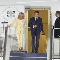 Rombongan Presiden Macron tiba di Lanud Halim Perdanakusuma, Jakarta, pada Selasa (27/5/2025) malam. Pintu pesawat dibuka, kali ini tanpa ‘adegan’ Brigitte mendorong wajah sang suami seperti yang terjadi di Hanoi, Vietnam, beberapa hari lalu. Macron kemudian keluar dari pesawat bersama istrinya, Brigitte, sembari bergandengan tangan. (Foto: Eko Siswono Toyudho/Anadolu via Getty Images)
