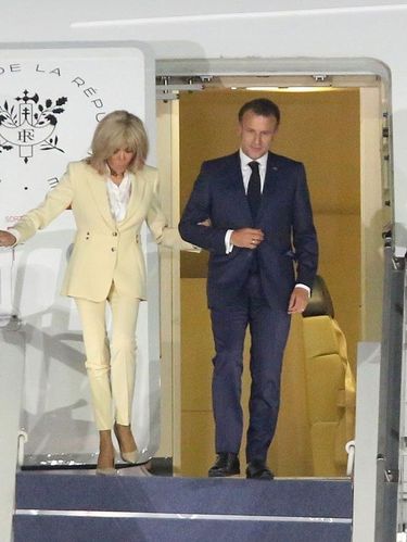 Gaya Brigitte Macron saat Tiba di Jakarta (Eko Siswono Toyudho/Anadolu via Getty Images)