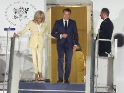 Foto: Gaya Brigitte Macron Tiba di Jakarta Dampingi Suami, Kompak Bersetelan