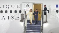 Presiden Macron dan istrinya, Brigitte Macron, tiba di Lanud Halim Perdanakusuma pada Senin (27/5) malam. Keduanya tampak mesra bergandengan tangan saat turun dari tangga pesawat. (Eko Siswono Toyudho/Anadolu via Getty Images).
