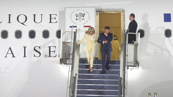 Gaya Brigitte Macron saat Tiba di Jakarta Gaya Brigitte Macron saat Tiba di Jakarta (Eko Siswono Toyudho/Anadolu via Getty Images)