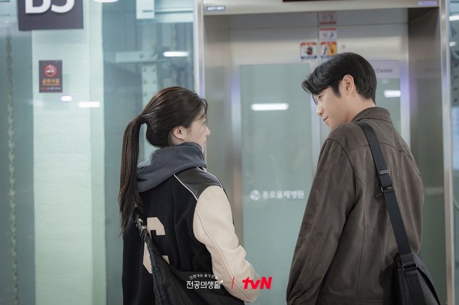 “Sebelum (karakterku) berpacaran, aku memakai bajuku sendiri, dan setelah berpacaran, semua cardigan berwarna cerah dan lainnya disediakan oleh penata gaya,” ungkap Go Yoon Jung. Penampilannya memakai varsity jacket dari rumah mode Prancis, Celine seharga Rp 58,6 jutaan  sempat menghebohkan penonton, mengingat karakter Oh Yi Young terlilit utang. Foto: dok. tvN