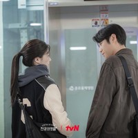 “Sebelum (karakterku) berpacaran, aku memakai bajuku sendiri, dan setelah berpacaran, semua cardigan berwarna cerah dan lainnya disediakan oleh penata gaya,” ungkap Go Yoon Jung. Penampilannya memakai varsity jacket dari rumah mode Prancis, Celine seharga Rp 58,6 jutaan  sempat menghebohkan penonton, mengingat karakter Oh Yi Young terlilit utang. Foto: dok. tvN